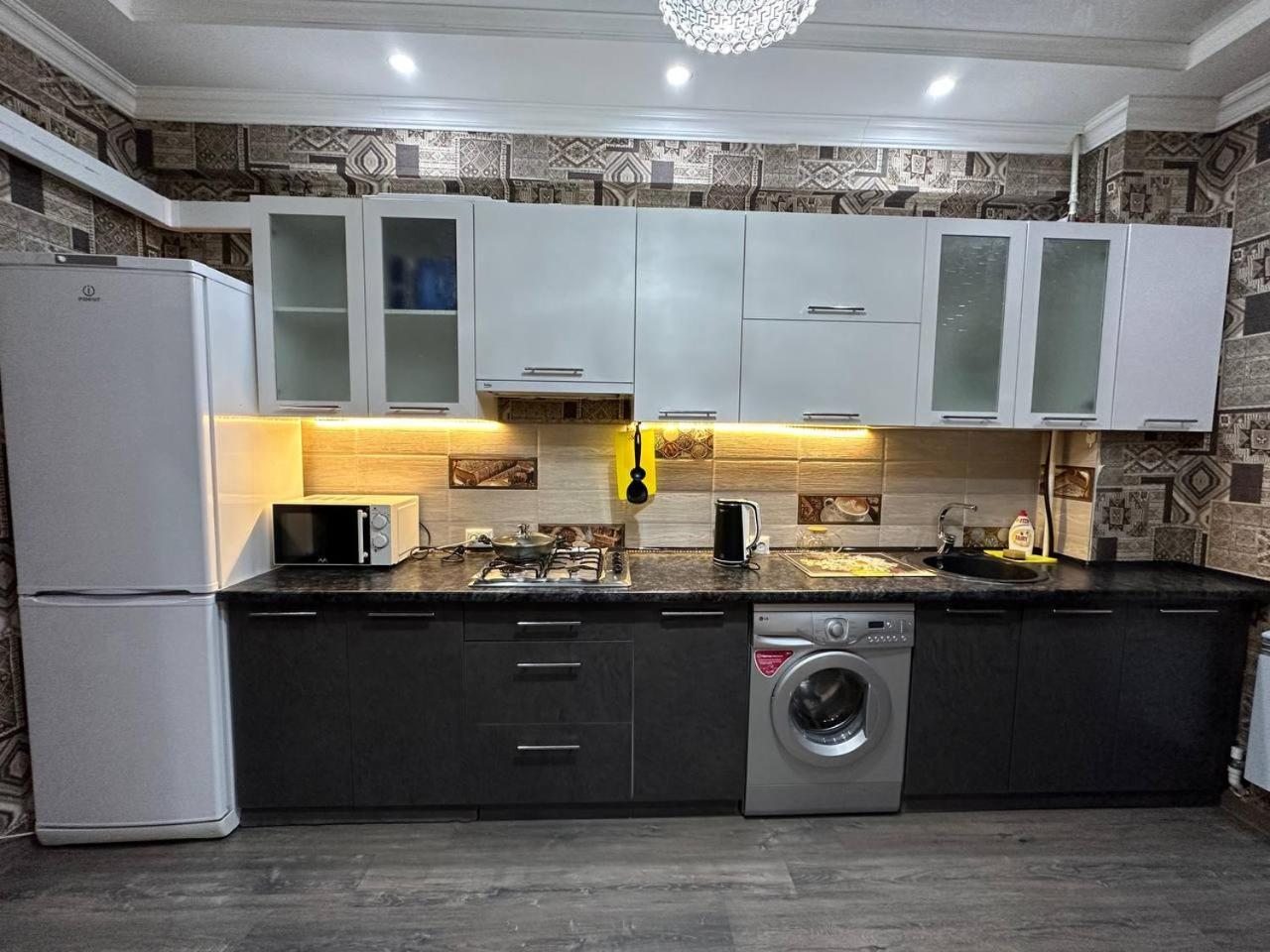 Apartment With City View On Sydykova St. 123 บิชเคก ภายนอก รูปภาพ